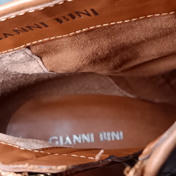 Elegant Tan Leather Ankle Boots - Picture 6 of 7